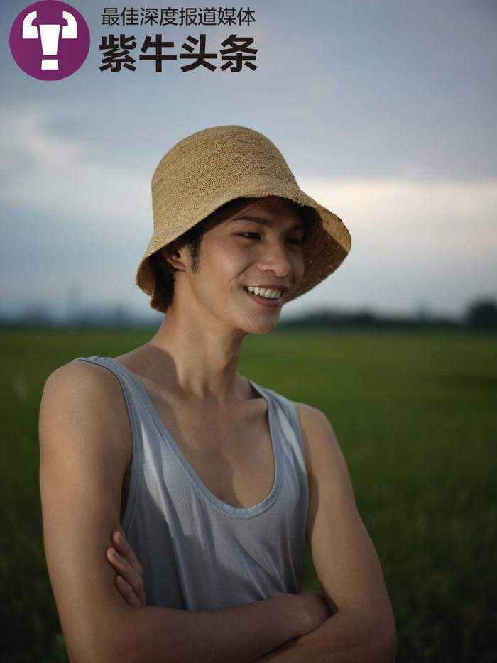 陆仙人在田野间走秀。