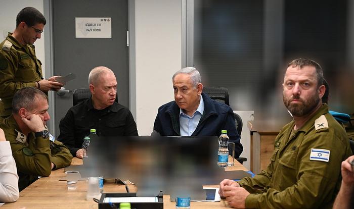  当地时间2023年11月24日，以色列特拉维夫，以色列总理内塔尼亚胡（右二）和国防部长约亚夫·加兰特（右三）在基里亚的AMT作战指挥室监督行动的进行。（图源：视觉中国）