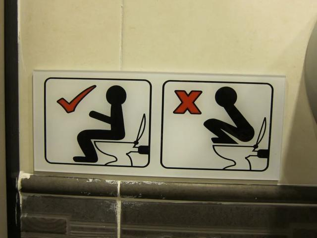 蹲姿使用马桶，导致马桶爆裂的新闻层出不穷。其实这样不仅不卫生，而且非常的危险（图片来源：wordpress.com）