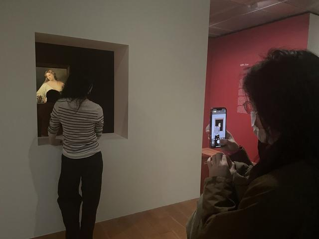 在《花神》前打卡的观众 李君娜摄