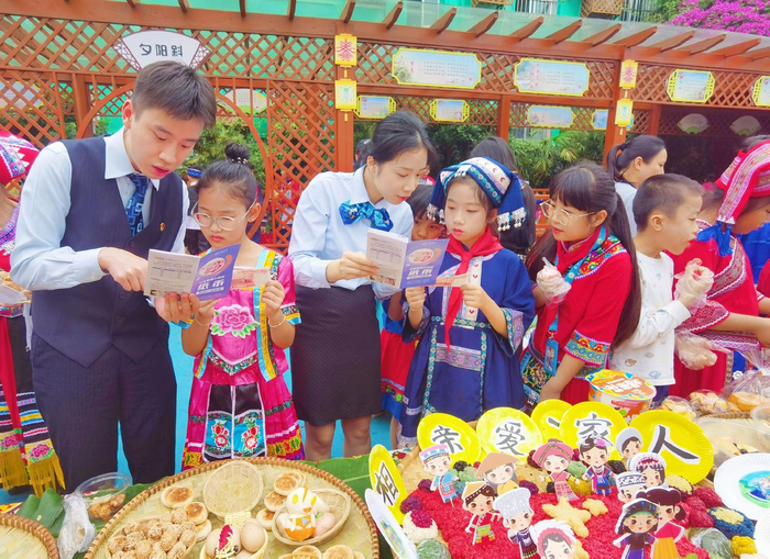 建设银行崇左分行工作人员（左一、左三）向学生们宣传金融知识。陆安映/摄