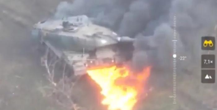 德制“豹2”坦克被俄军炮火击中 图源：《图片报》