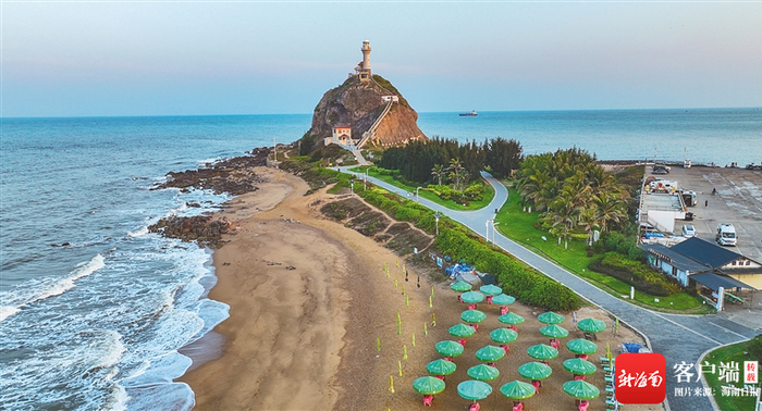 鱼鳞洲三面环水，一面与海滩相连。海南日报记者 陈元才 摄