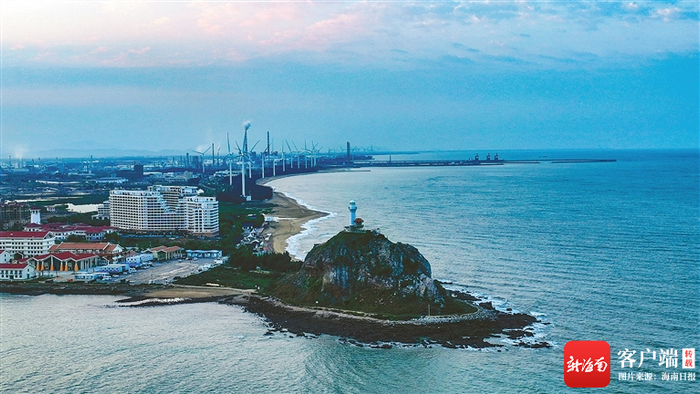 东方市鱼鳞洲风景区的朝霞美景令游人陶醉。海南日报记者 陈元才 摄