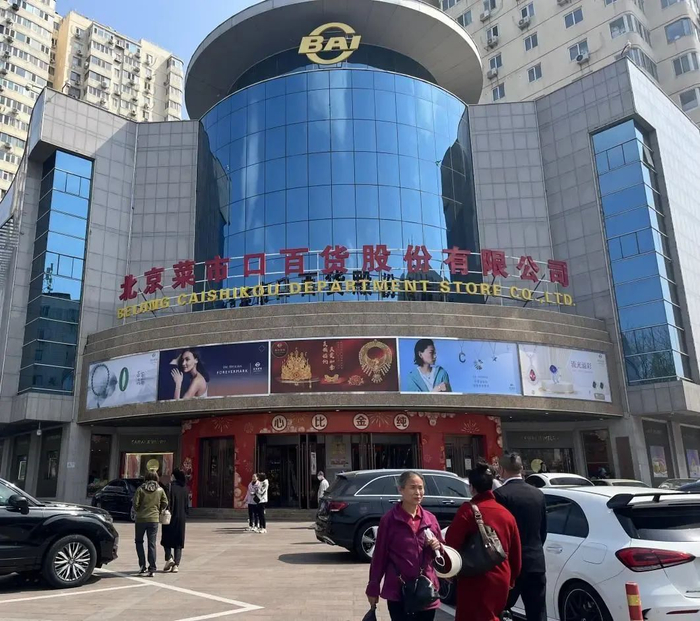 "秤已宕机",店员"手都哆嗦",买黄金的和卖黄金的都排起了长队