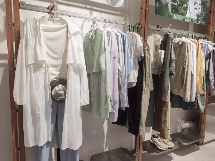 目前，防晒衣已有速干、凉感等多种细分赛道。（中国商报记者 于佳鑫/摄）