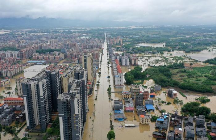 这是4月21日广东清远英德市浛洸镇被洪水淹没的区域（无人机照片）。新华社记者 黄国保 摄
