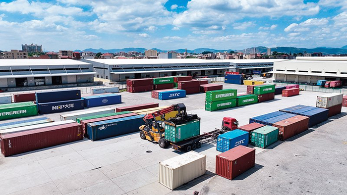 在福建晋江陆地港的国际陆港口岸海关监管堆场，港口作业流机在吊装集装箱（2022 年 9 月 27 日摄） 周义摄 / 本刊 