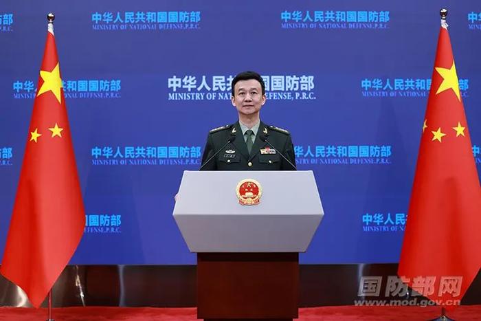4月19日晚上,国防部举行专题记者会,国防部新闻局局长、国防部新闻发言东谈主吴谦大校答记者问图:国防部网站