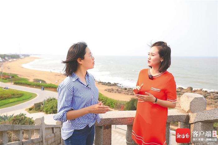 出镜主播侯赛（左）与东方市融媒中心嘉宾主持李娇璐互动交流。海南日报记者 谢式伟 摄