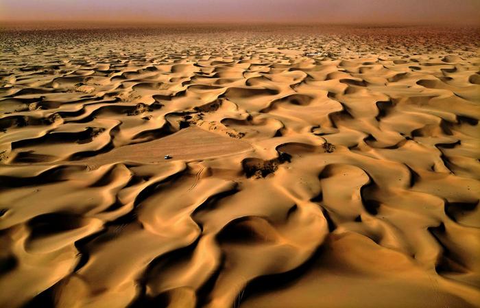 这是2023年9月7日在新疆喀什地区麦盖提县N39°沙漠旅游景区拍摄的沙漠风光（无人机照片）。新华社记者 李安 摄