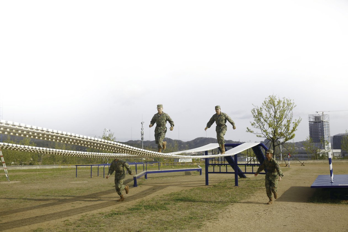 4月21日，潜艇学院学员在训练场进行“通过软桥”演示。尚毅华  摄