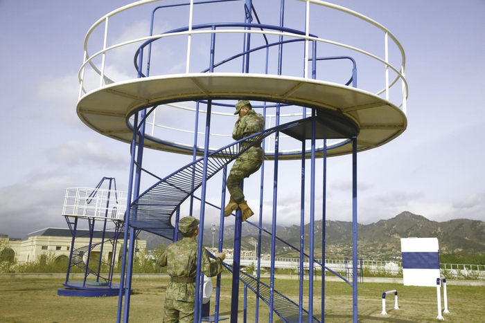 4月21日，学员在训练场进行“通过螺旋梯”演示。尚毅华  摄