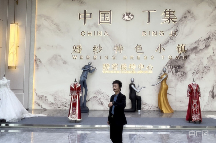 丁集婚纱特色小镇(央广网记者  徐秋韵摄)从传统农业小镇到婚纱小镇的
