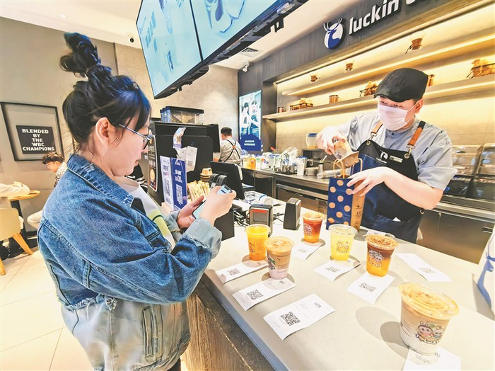     闫女士向店员出示团购券。