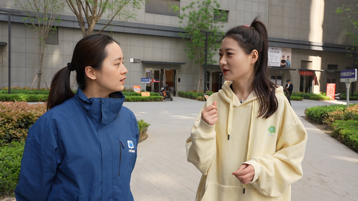 大象新闻记者冯靖雯（左一）采访演员史梦新