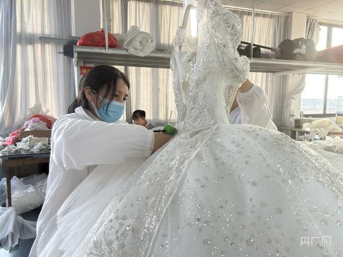 工人正在制作婚纱（央广网记者 徐秋韵摄）