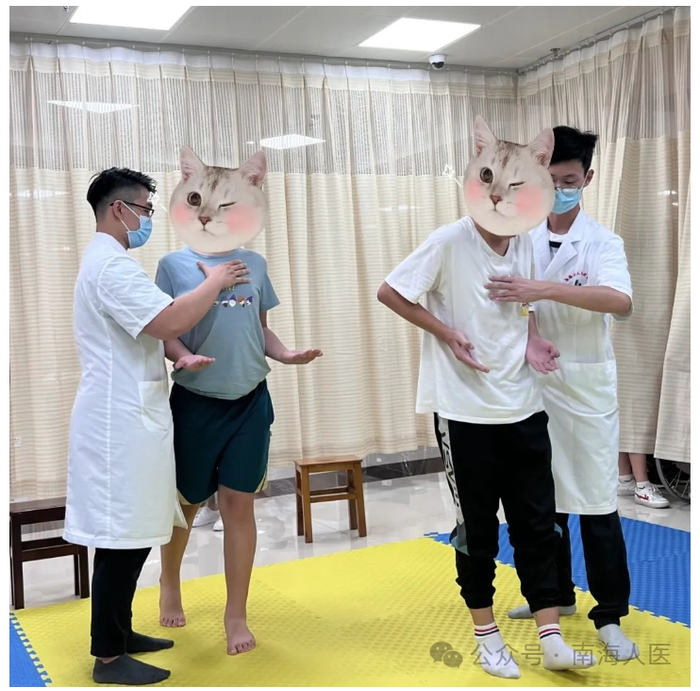 在医生的指导下，结合康复医学科开展脊柱侧弯形体锻炼。图源/南海人医