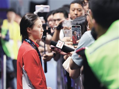 陈芋汐赛后接受采访。