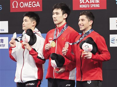 杨昊（左）在颁奖仪式上。