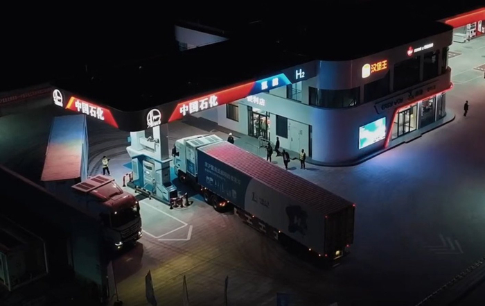 测试车辆驶进扬州加能站。