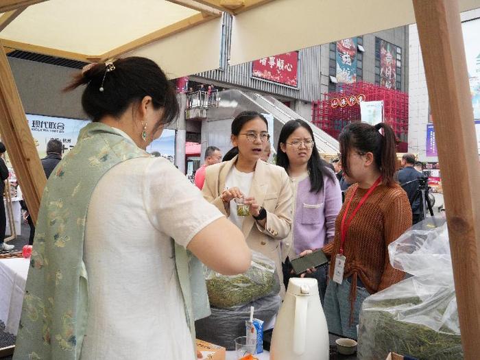春茶大会期间现场买茶，还能享受专属优惠；若移步至现代茶城采购，则可享受全场低至8折的优惠。