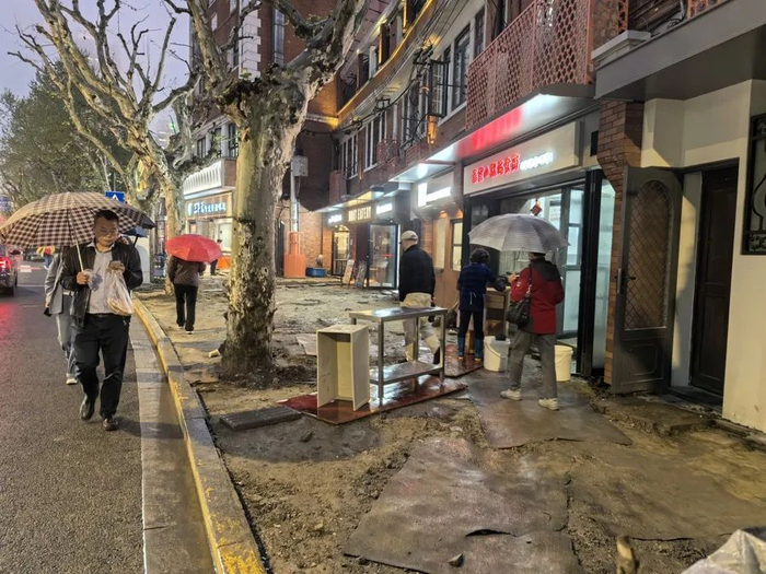 △图为正在开挖施工的威海路。