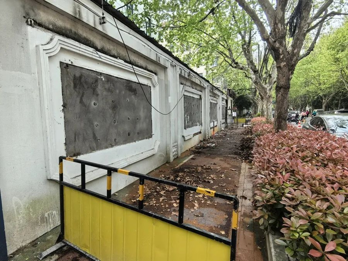 △巨野路街面破旧，人行道坑洼，对于目前开展的城市更新工程，附近居民认为有必要的。