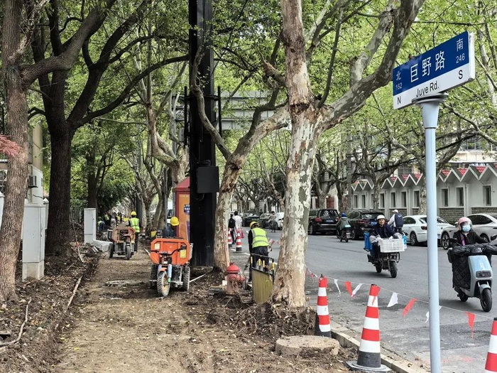 △巨野路自栖山路再往南至沈家弄路，整段路西侧人行道全部封闭在施工。原先的路面砖石刚被挖起，大段人行道裸露着下方的黄土。