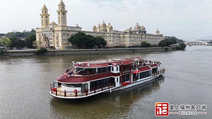 “闽江会客厅”纯电动客船在闽江首航。周昊 摄