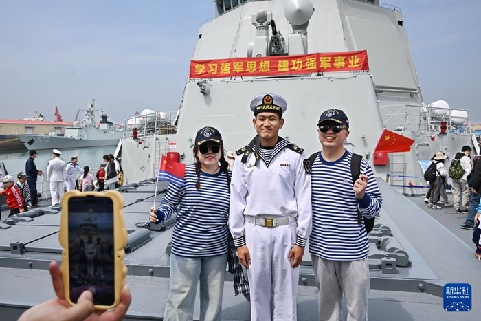 新华全媒 丨海军成立纪念日舰艇开放活动在青岛举行