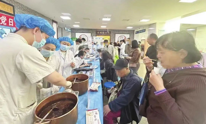 全国肿瘤防治宣传周期间，市中研附院开展义诊、咨询活动。 陆静 摄 