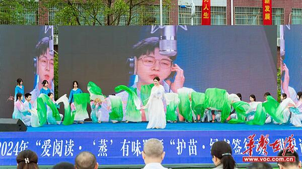 　　（学生们带来精彩表演。）