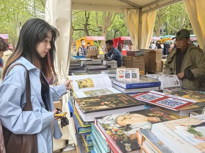   4月19日，读者在北京朝阳公园书市上挑选书籍。新华社记者 贺小童 摄