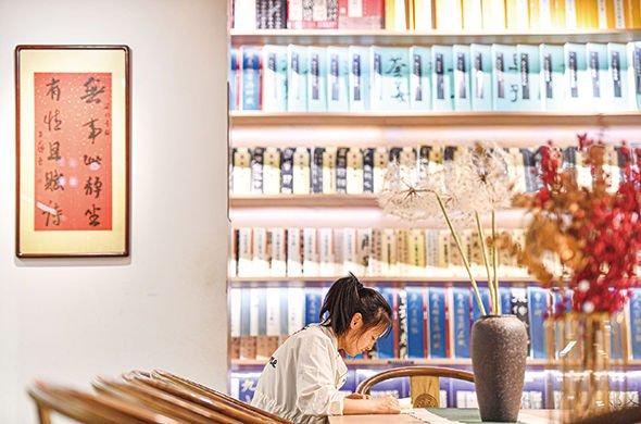 4月22日，一名读者在衡阳市衡南县清泉书城内读书。新华社记者赵众志摄