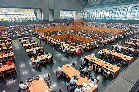 4月16日，中国国家图书馆阅览室内，不少读者在读书自习。本报记者王明玉摄