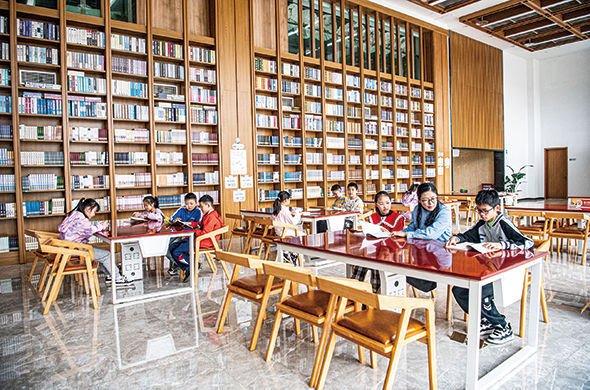 4月21日，在重庆市大足区图书馆，海棠小学的学生们在阅读。新华社记者唐奕摄