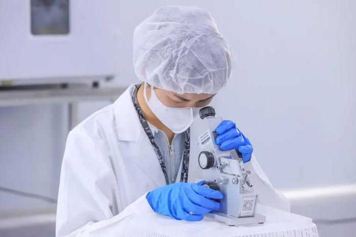 得物鉴别师正在鉴别货品真伪