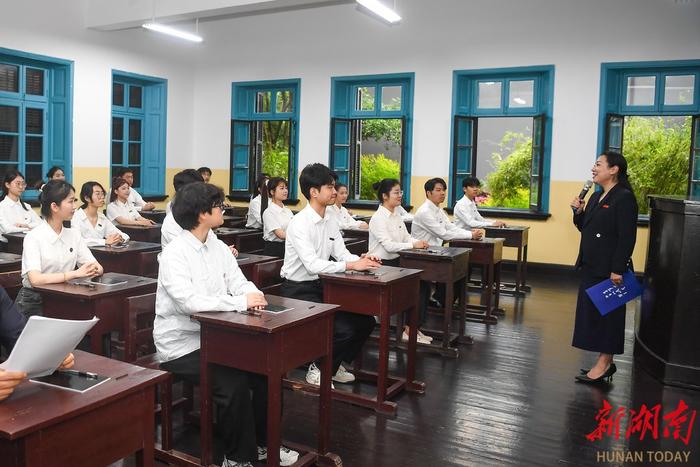 4月17日，湖南第一师范学院（城南书院校区），学生与专家进行问答互动。湖南日报全媒体记者 傅聪 摄