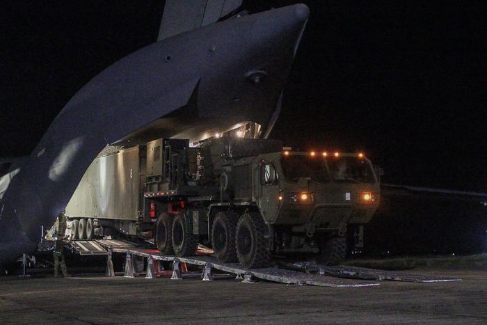 4月7日，由C-17运载的“中程能力”导弹发射系统抵达菲律宾 图片来源：美国陆军