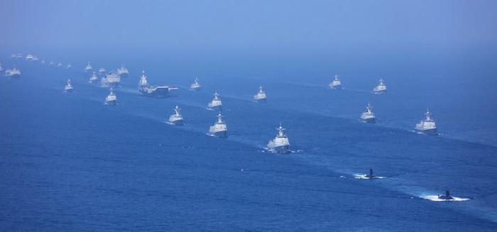 2018年4月12日，中央军委在南海海域隆重举行海上阅兵。这是航母打击作战群等接受检阅。新华社发（莫小亮 摄）