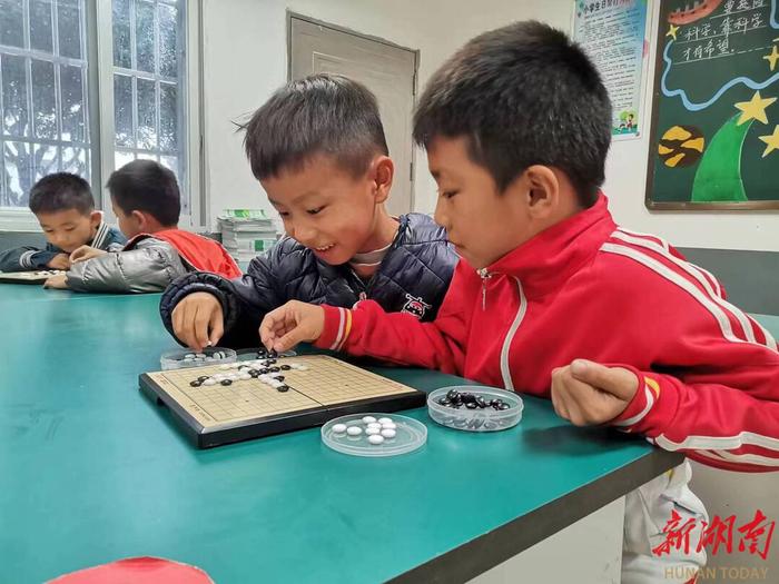 汝城县文明瑶族乡第一片小学，孩子们在下五子棋。通讯员 摄