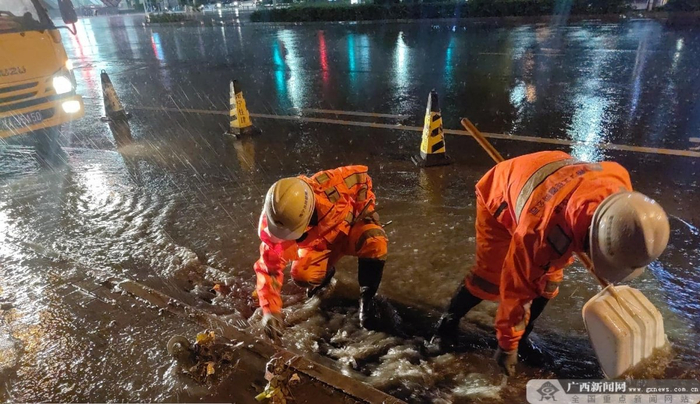 南宁市政工作人员清理降桥路积水。南宁北排公司供图