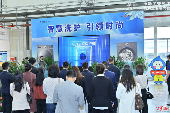 ▲参观格力电器（成都）有限公司