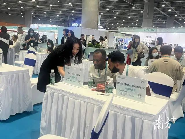 △外国客商参加肇庆五金专场商贸配对会。刘舜欣 摄