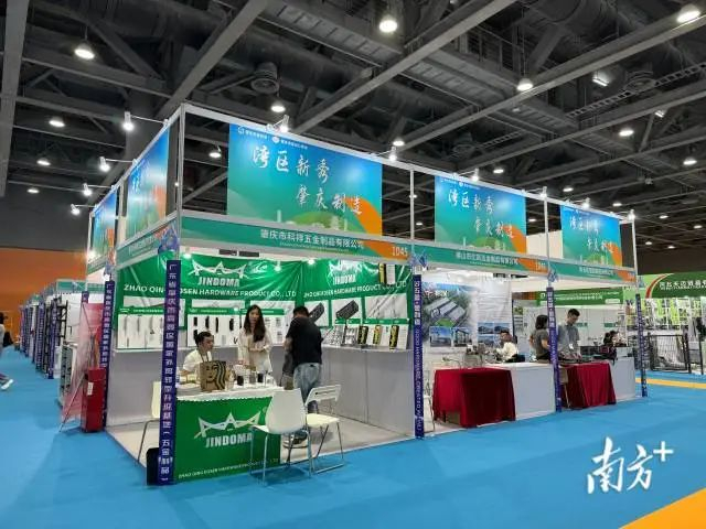 △肇庆五金企业参展广州家居用品及五金采购交易会。卢舒曼 摄