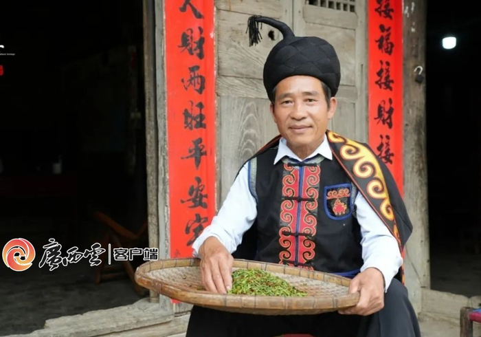 隆林彝族男子头扎“英雄结”，身披“查尔瓦”。胡兆双 摄