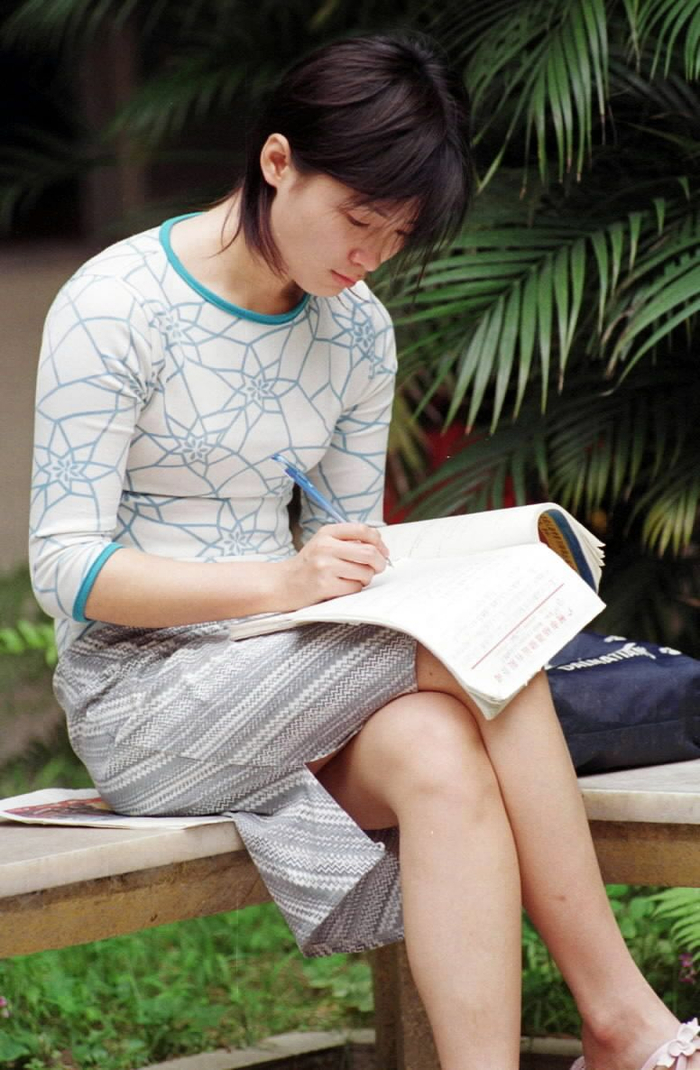 2001年5月2日早晨，一位女青年守候在广东省中山图书馆外等待进馆。