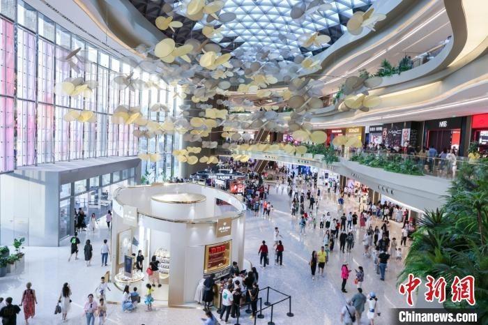 2024年春节期间，消费者在三亚国际免税城购物。 中新网记者 骆云飞摄