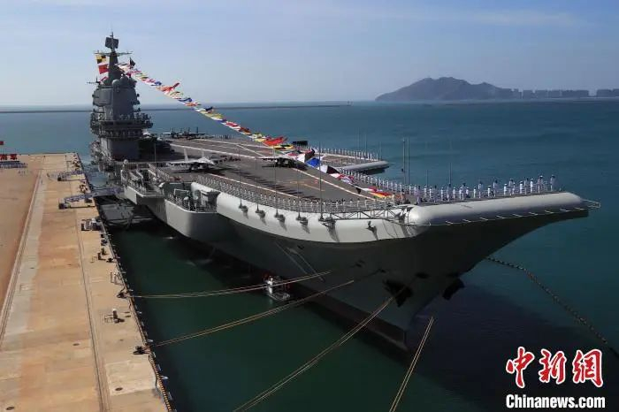 2019年12月17日，中国第一艘国产航空母舰山东舰在海南三亚某军港交付海军。蒲海洋 摄
